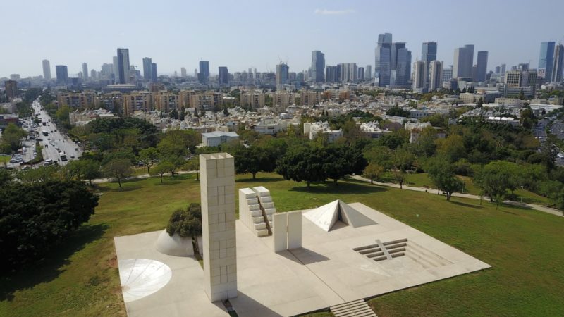 הגיע הזמן: הפסל "כיכר לבנה" של הפסל דני קרוון ישופץ