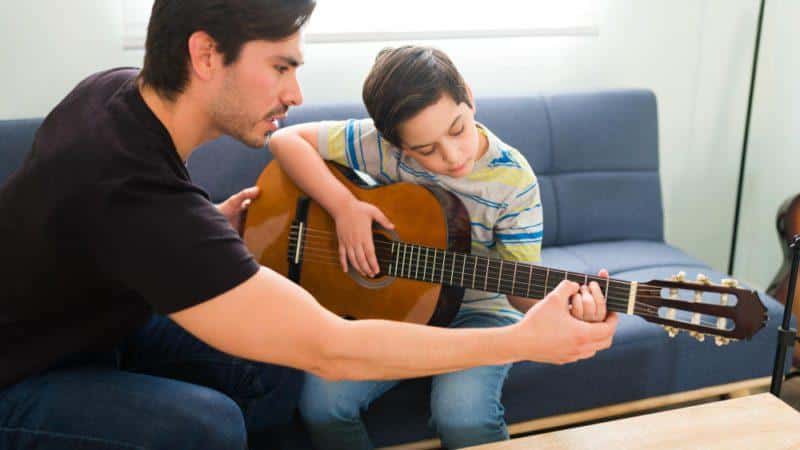 האם כל אחד יכול ללמוד לנגן על גיטרה?