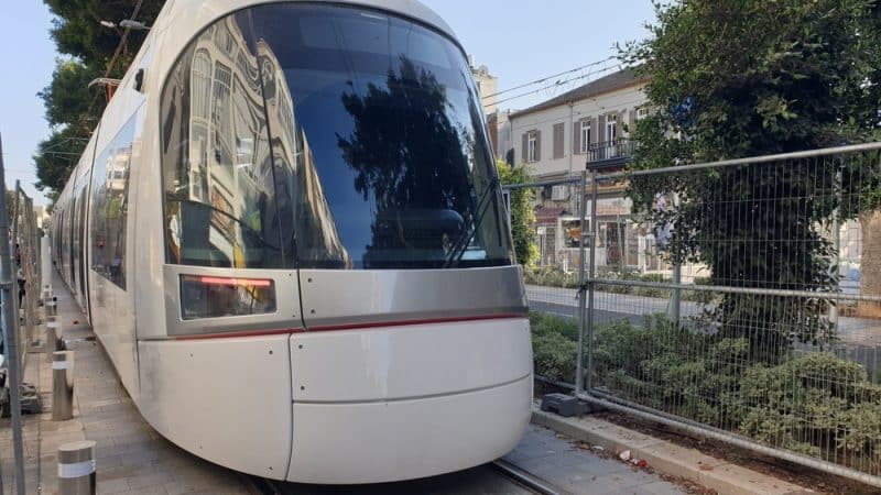 הרכבת הקלה בתל אביב – היעילות, תלונות התושבים ומה שבין לבין